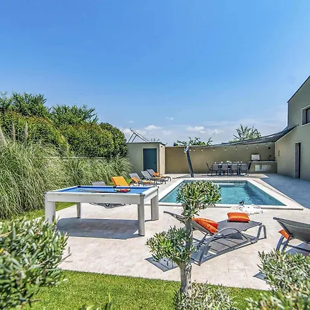 Villa Cesarica By *
